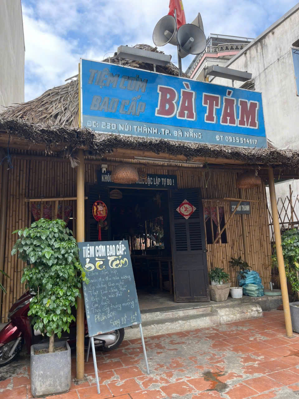 Mặt tiền nhà 230 Núi Thành đang kinh doanh quán ăn